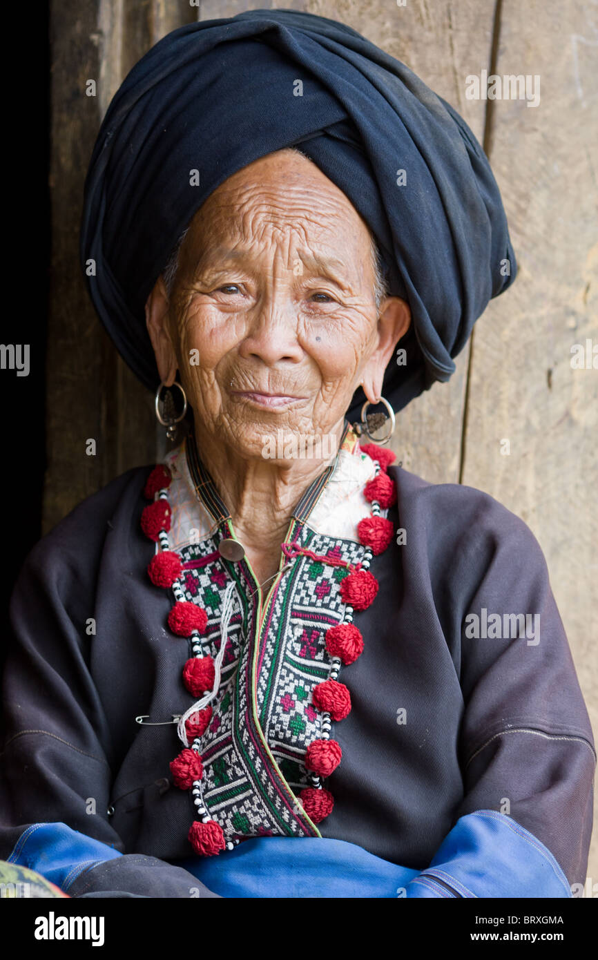 Portrait d'une vieille femme Dzao noir dans au nord du Vietnam Banque D'Images