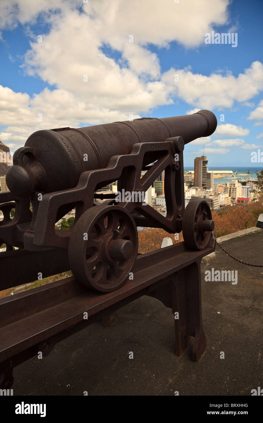Un vieux canon sur la ville de Port Louis, Ile Maurice Banque D'Images
