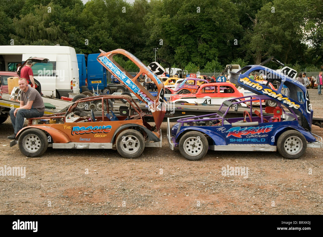 Dwadf stock-cars dans les stands Banque D'Images