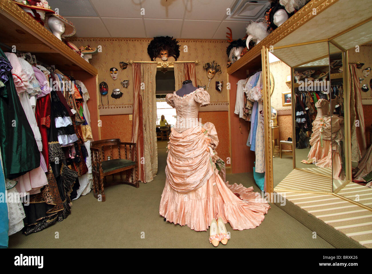 Soie robe du 19ème siècle en boutique de couturière Photo Stock - Alamy