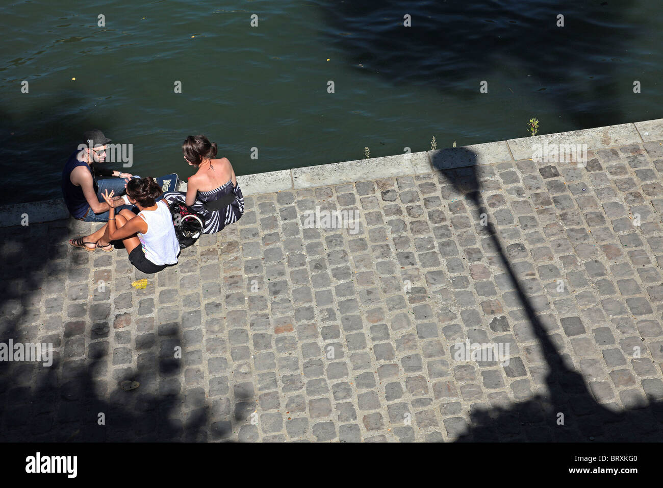 Détente au bord de la Seine, quai de Bourbon, ÎLE SAINT LOUIS, PARIS, FRANCE Banque D'Images