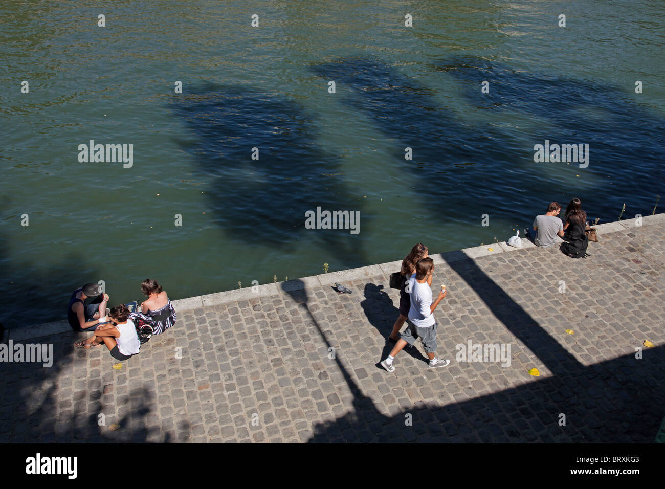 Détente au bord de la Seine, quai de Bourbon, ÎLE SAINT LOUIS, PARIS, FRANCE Banque D'Images
