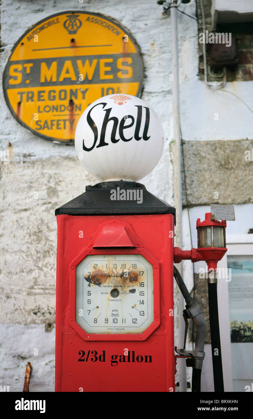 Ancienne pompe à essence Shell, St Mawes garage automobile, St Mawes, Cornouailles, Angleterre, RU Banque D'Images