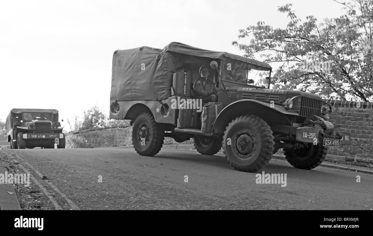 1940 WW2 Véhicules militaires crossing bridge Banque D'Images