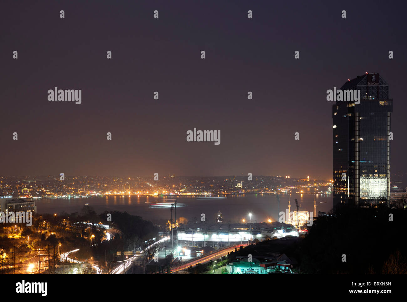 Beşiktaş Jimnastik Kulübü Besiktas Gymnastics Club football soccer stadium sur le Bosphore Istanbul Turquie nuit allumé Banque D'Images