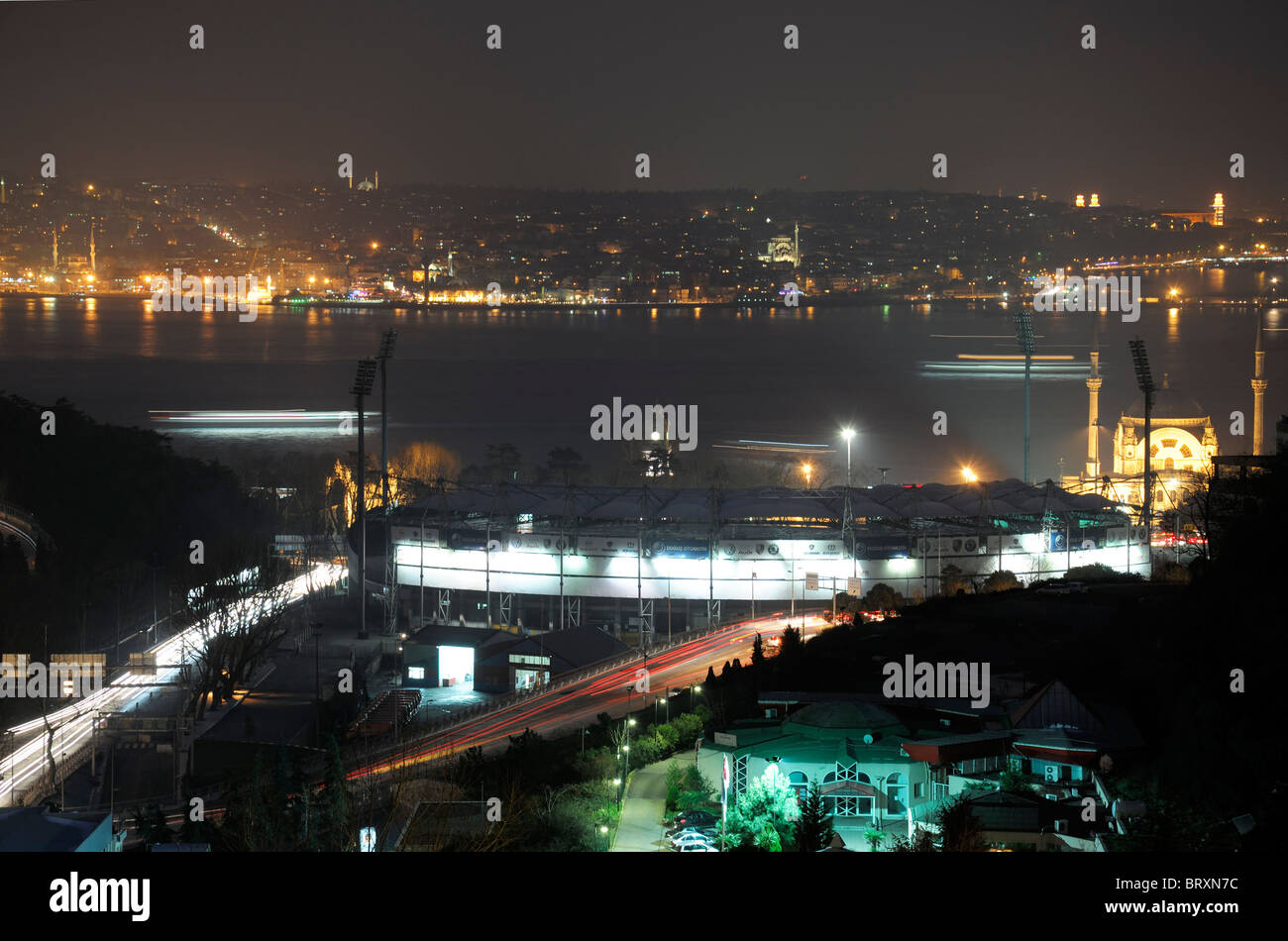 Beşiktaş Jimnastik Kulübü Besiktas Gymnastics Club football soccer stadium sur le Bosphore Bosphore Istanbul TURQUIE Banque D'Images