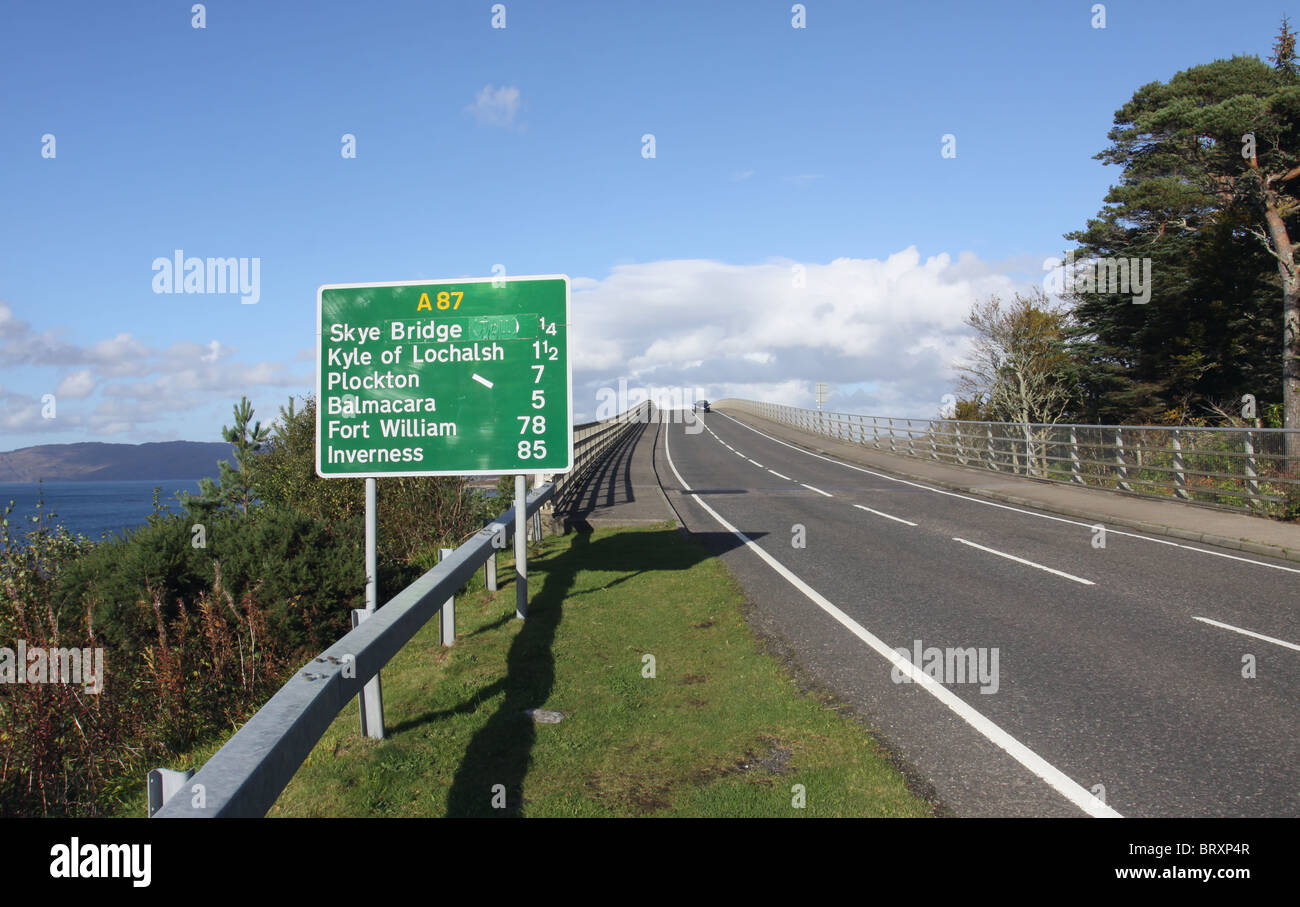 Panneau routier bilingue gaélique Anglais près de pont de Skye Ecosse Octobre 2010 Banque D'Images