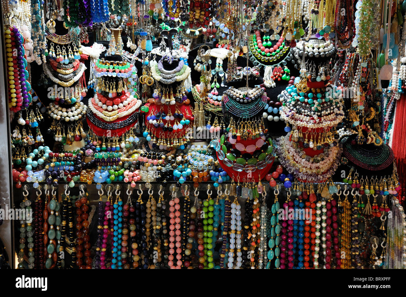 Kapali Carsi ou Le Grand Bazar d'Istanbul, la céramique cadeaux souvenirs  en vente Turquie perles de verre bijoux colliers couleur couleur Photo  Stock - Alamy