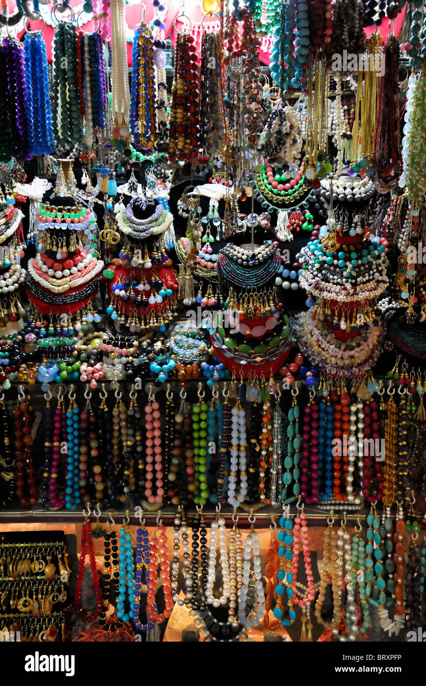 Kapali Carsi ou Le Grand Bazar d'Istanbul, la céramique cadeaux souvenirs en vente bijoux colliers perles de verre de la Turquie Banque D'Images