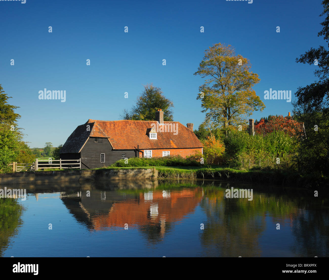 Park à Batemans Mill Pond, Burwash, East Sussex, Angleterre, Royaume-Uni. Banque D'Images