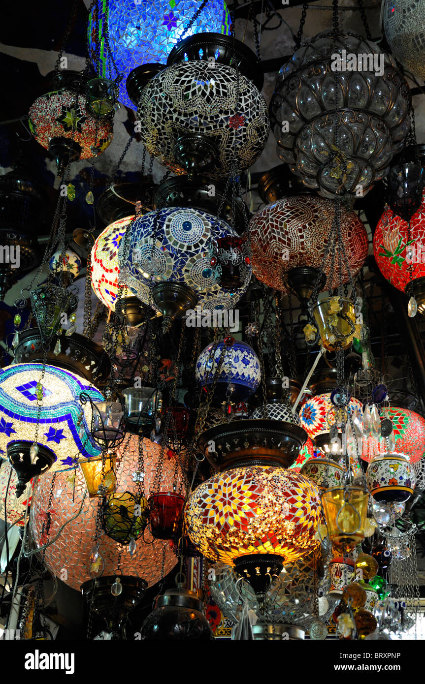 Kapali Carsi ou Le Grand Bazar d'Istanbul, la céramique cadeaux souvenirs en vente Turquie coloré verre peint luminaires lanternes Banque D'Images