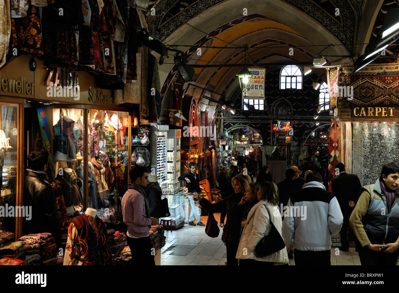 Kapali Carsi ou Le Grand Bazar d'Istanbul, la céramique cadeaux souvenirs en vente Turquie vue touristes acheteurs l'affichage Banque D'Images