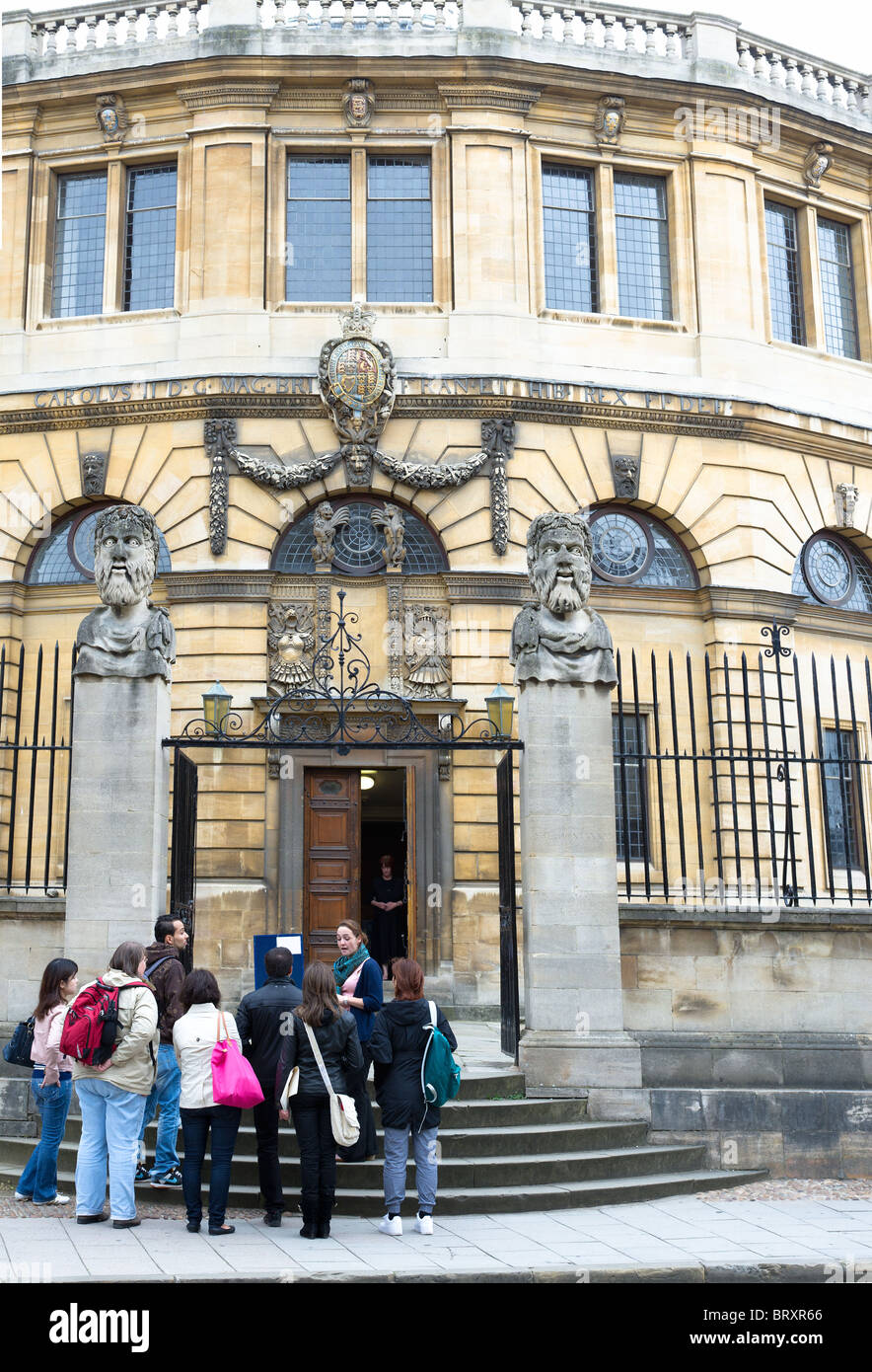 Les touristes à l'extérieur du Sheldonian Theatre, l'université d'Oxford Banque D'Images