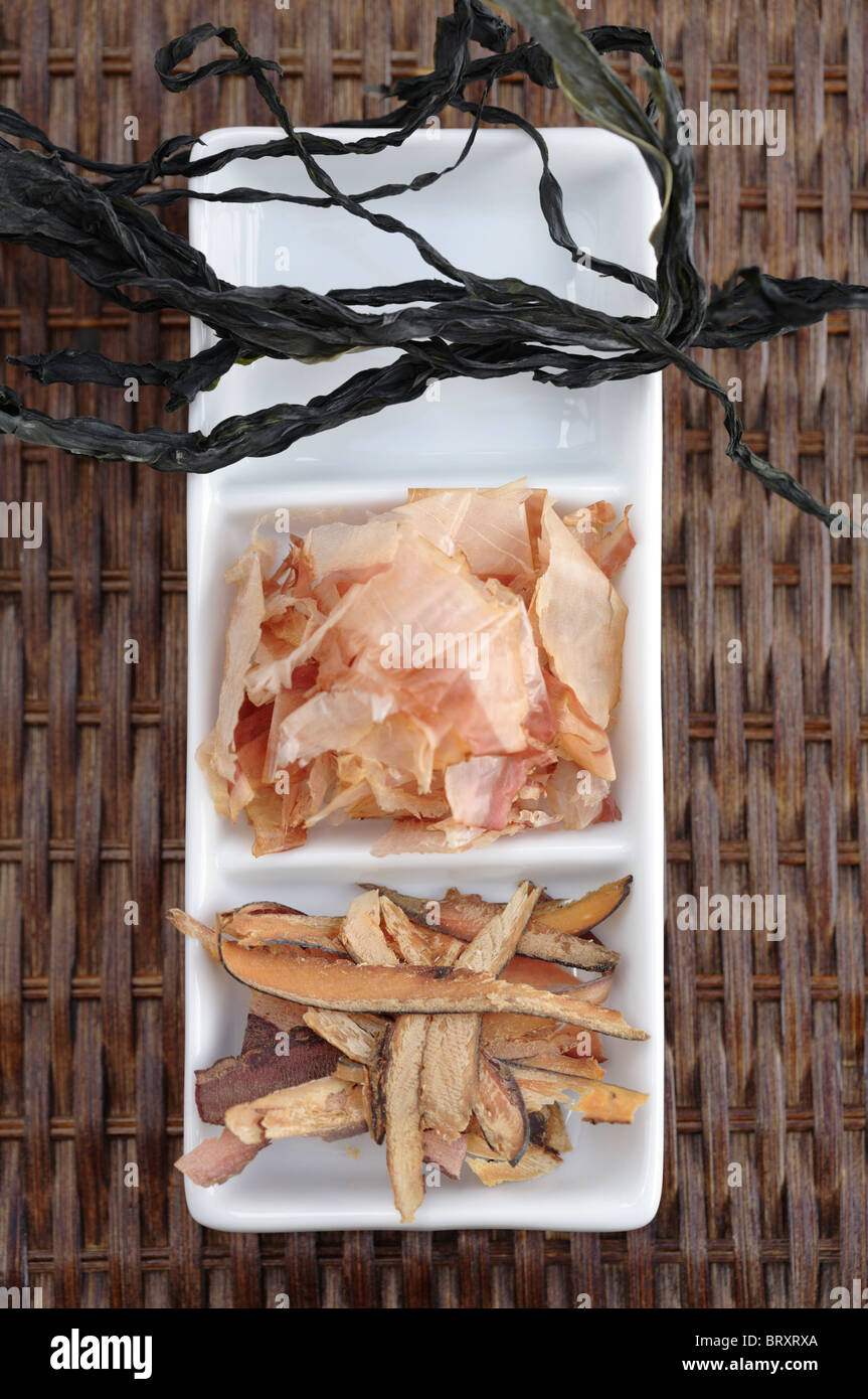 Émincé de poisson et des algues sur le plat de service Banque D'Images