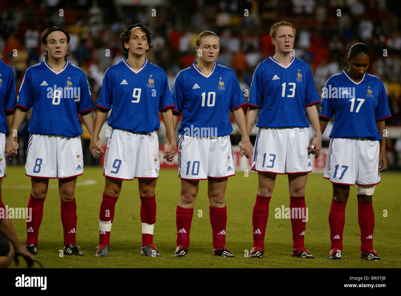 WASHINGTON - 24 SEPTEMBRE : les membres de l'équipe nationale de France Sonia Bompastor (8), Marinette Pichon (9), Elodie Woock (10), Anne-Laure Casseleux (13) et Marie-Ange Kramo (17) chantent l'hymne national avant le début d'un match de la Coupe du monde féminine de football contre la République de Corée le 24 septembre 2003 au RFK Stadium de Washington, DC. Utilisation commerciale interdite. (Photographie de Jonathan Paul Larsen / Diadem images) Banque D'Images