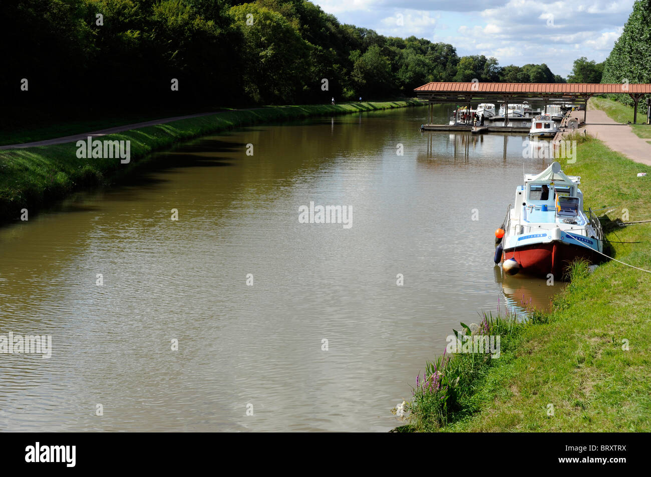 bateau-sur-le-canal-du-nivernais-corbigny-banque-de-photographies-et-d