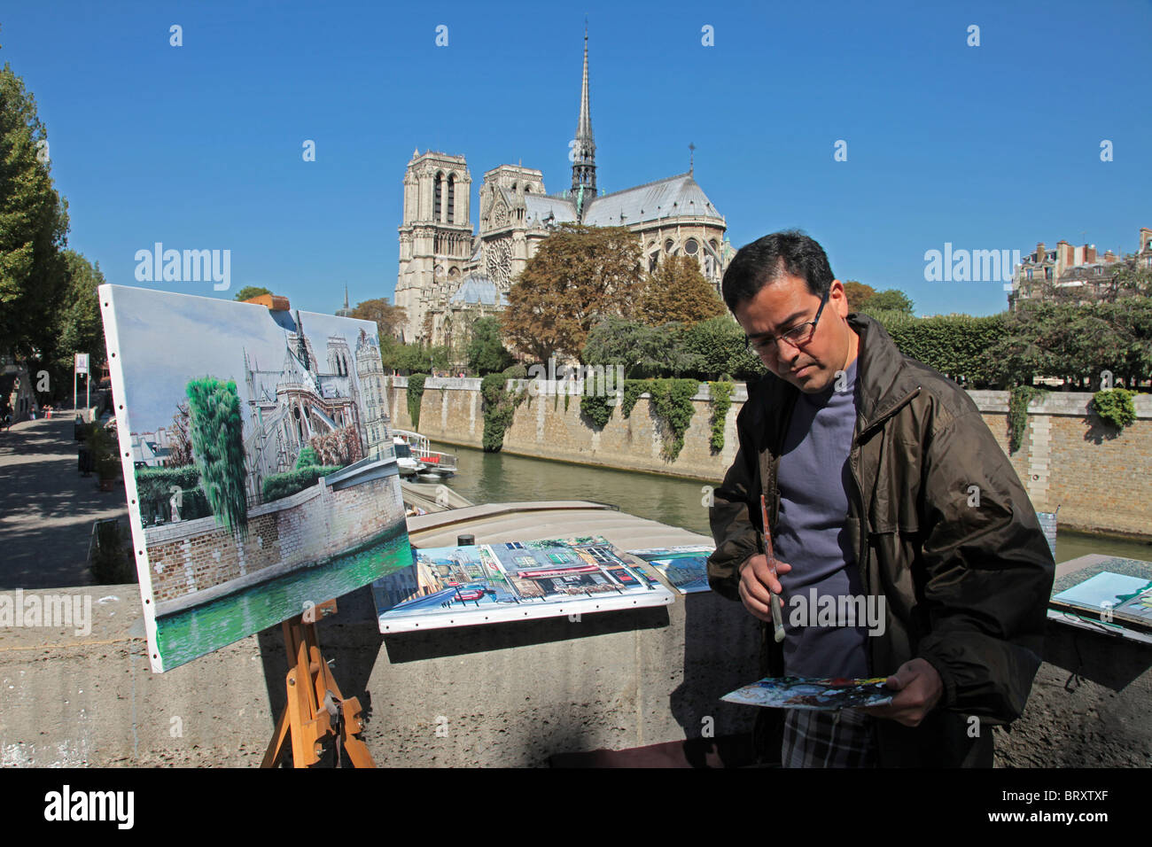 La peinture de l'ARTISTE LA CATHÉDRALE NOTRE DAME SUR UN QUAI DE SEINE, 4ème arrondissement, PARIS, FRANCE Banque D'Images
