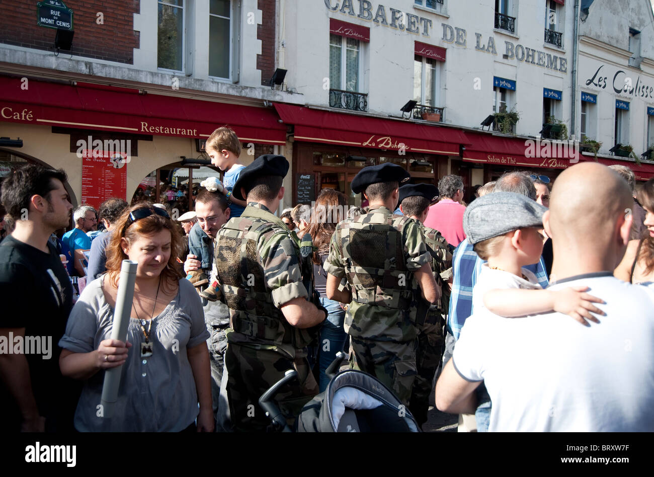 Soldats marchant dans les rues de Paris Banque D'Images