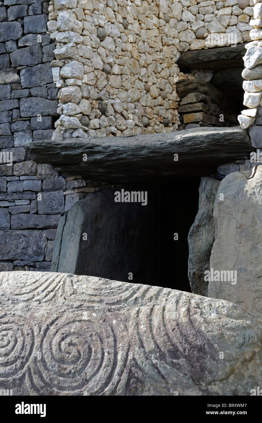 Passage mégalithique de Newgrange comté de Meath Irlande site du patrimoine mondial de trottoir trésor archéologique entrée coffre de toit Banque D'Images