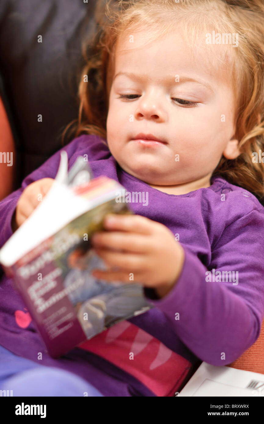 Un Bebe Fille De Vous Detendre Sur Un Canape Lit Un Livre D Etude De La Langue Turque Photo Stock Alamy