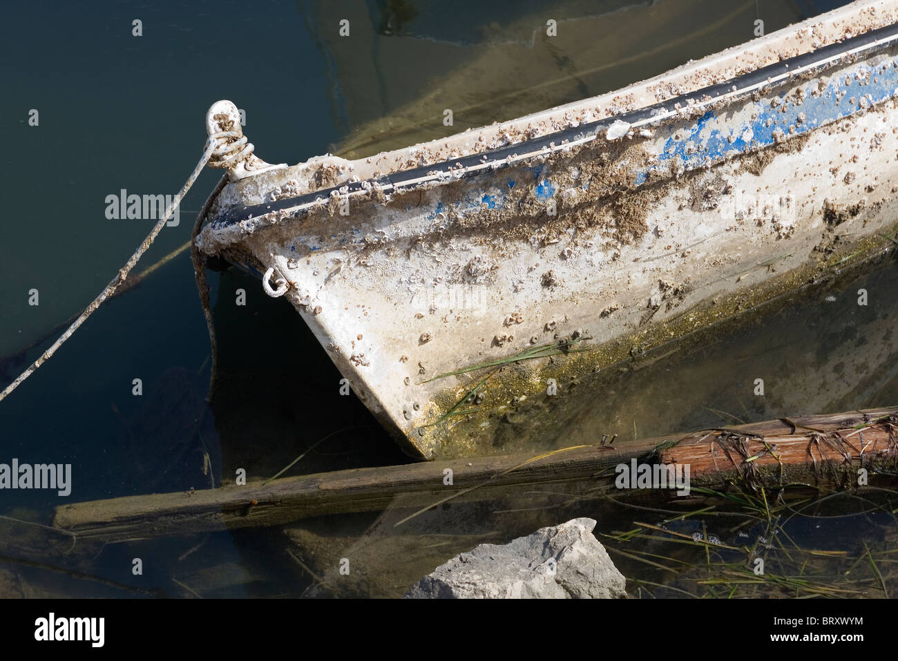 L'Argolide, Nauplie, PELOPPONNESE, GRÈCE, EUROPE. Vieux et abandonné petit bateau en bois en mauvais état Banque D'Images
