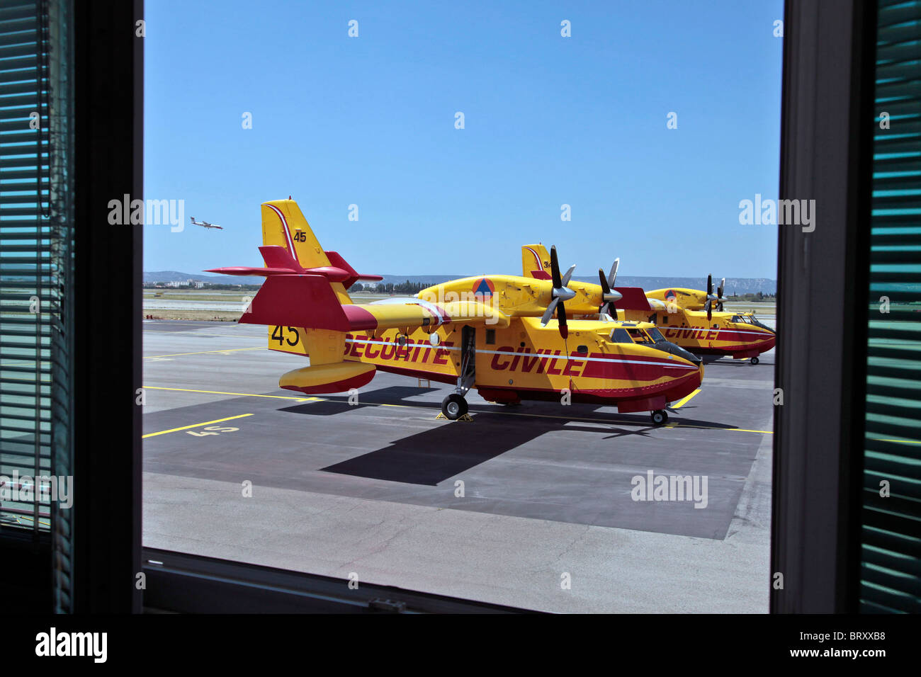 Les SERVICES D'URGENCE À CANADAIR' AVION-CITERNE DE LUTTE CONTRE L'INCENDIE, DE LA BASE DE MARIGNANE (13), FRANCE Banque D'Images