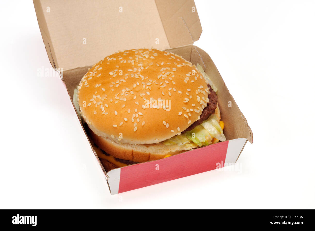 McDonald's Big Mac à récipient sur fond blanc découpé. Banque D'Images