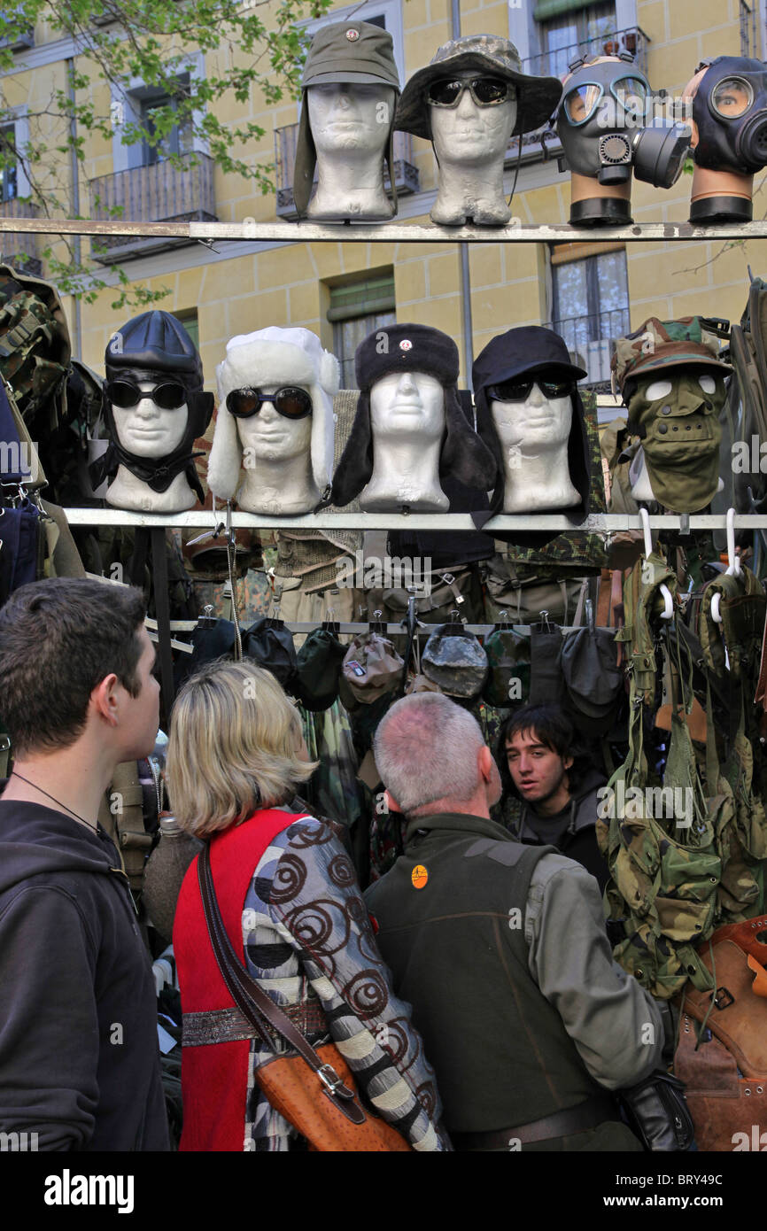 Sale army surplus clothing Banque de photographies et d'images à haute  résolution - Alamy