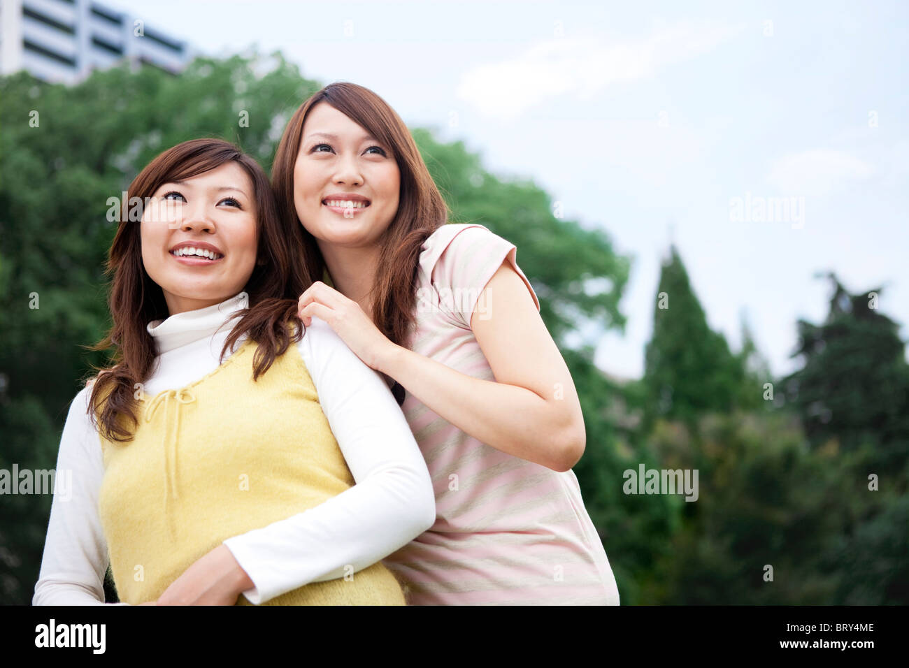 Deux jeunes femmes smiling together Banque D'Images