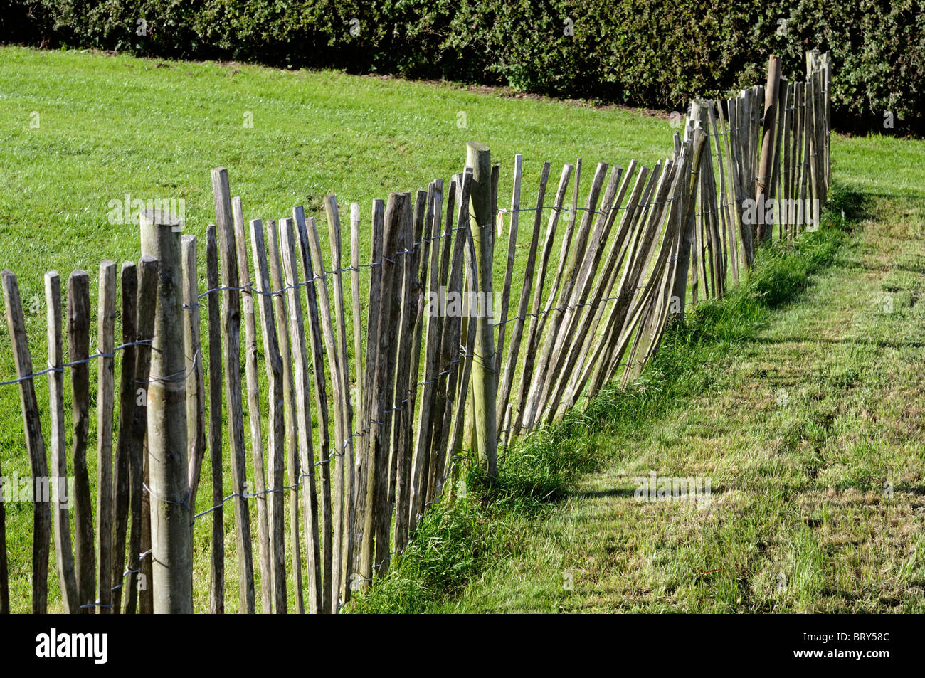 Clôture en bois traditionnel rustique à la sentir sur le terrain agricole  agriculture jardin Photo Stock - Alamy