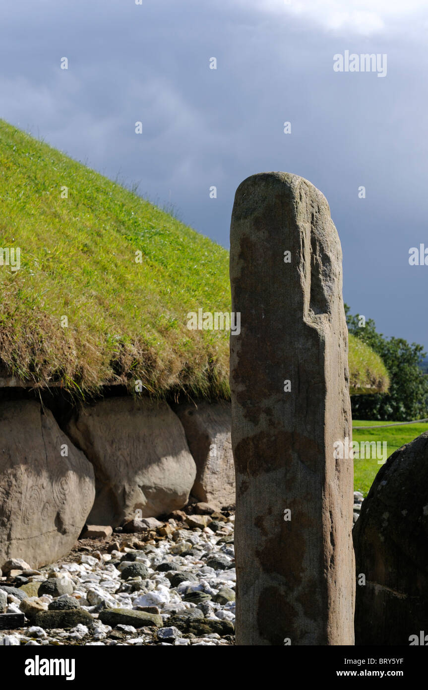 Knowth passage tombe néolithique Boyne Valley County Meath Irlande site du patrimoine mondial de l'équinoxe archéologique standing stone Banque D'Images