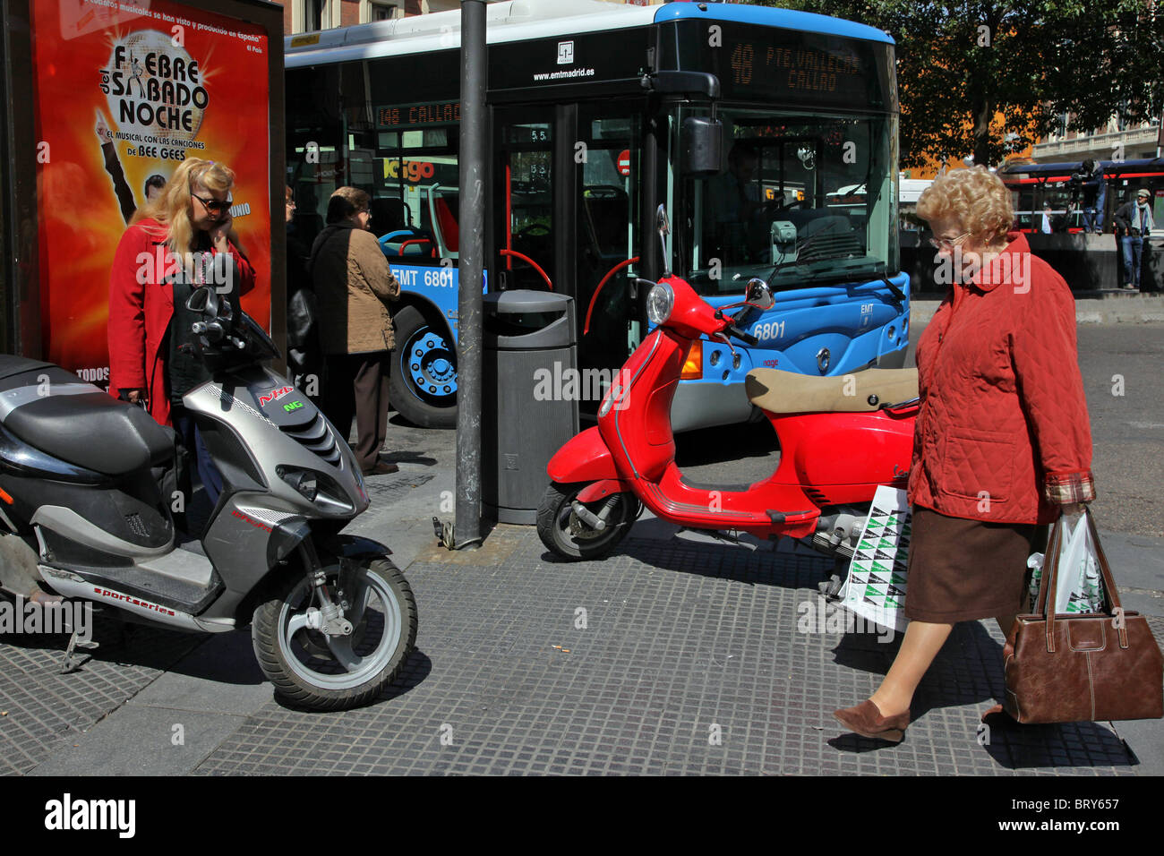 Les femmes et des scooters à l'arrêt de bus, la Plaza Callao, MADRID, ESPAGNE Banque D'Images