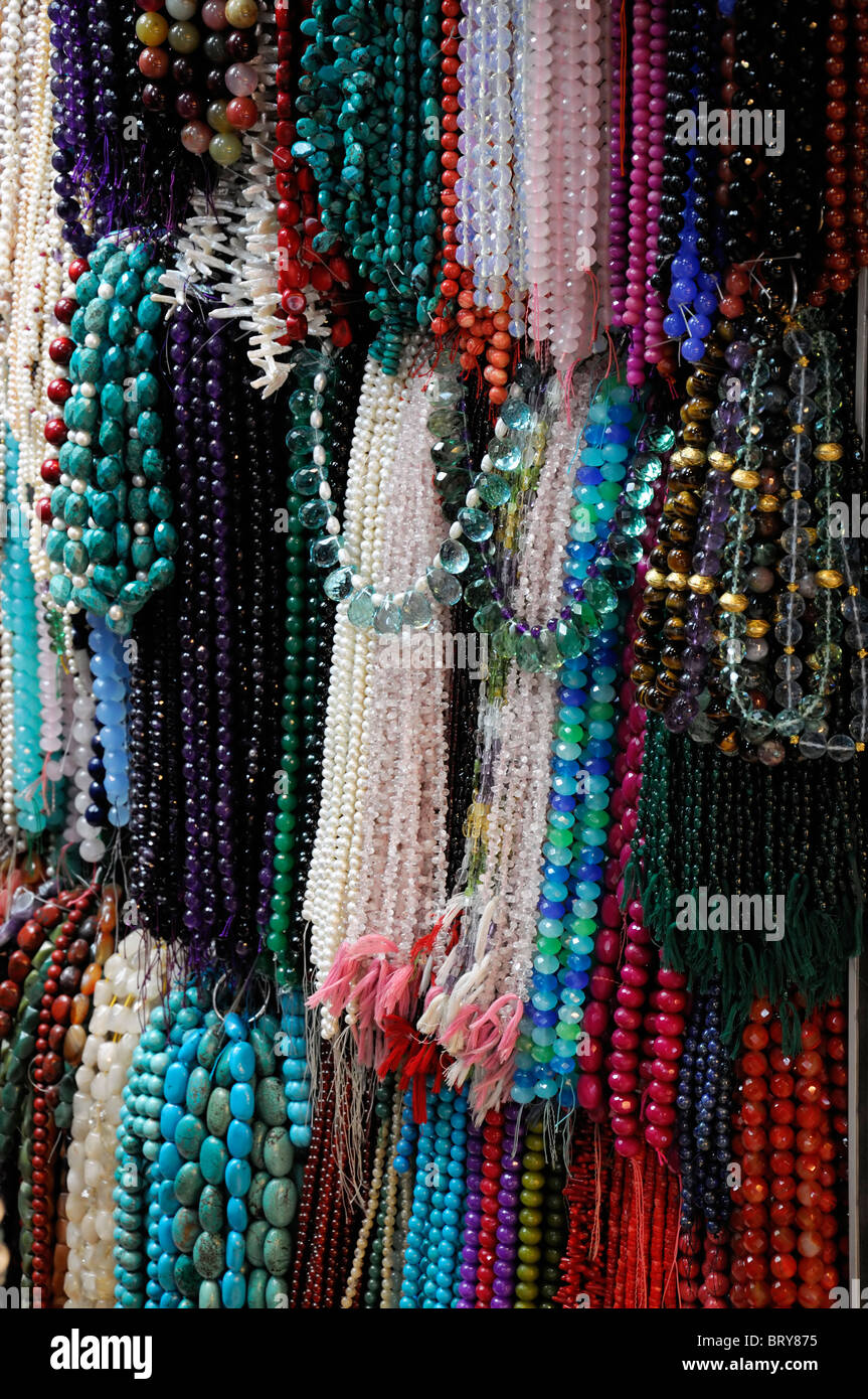 Kapali Carsi ou Le Grand Bazar d'Istanbul, la céramique cadeaux souvenirs  en vente Turquie couleur couleur des perles de verre Collier bijoux Photo  Stock - Alamy