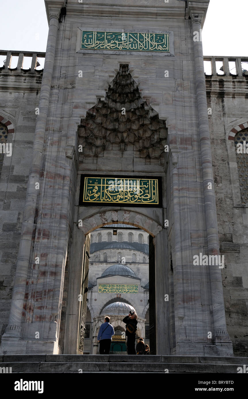 L'extérieur de la Mosquée Bleue Istanbul Turquie Mosquée Sultan Ahmed décoré orné d'un dôme dômes structure acrhitectural art Banque D'Images