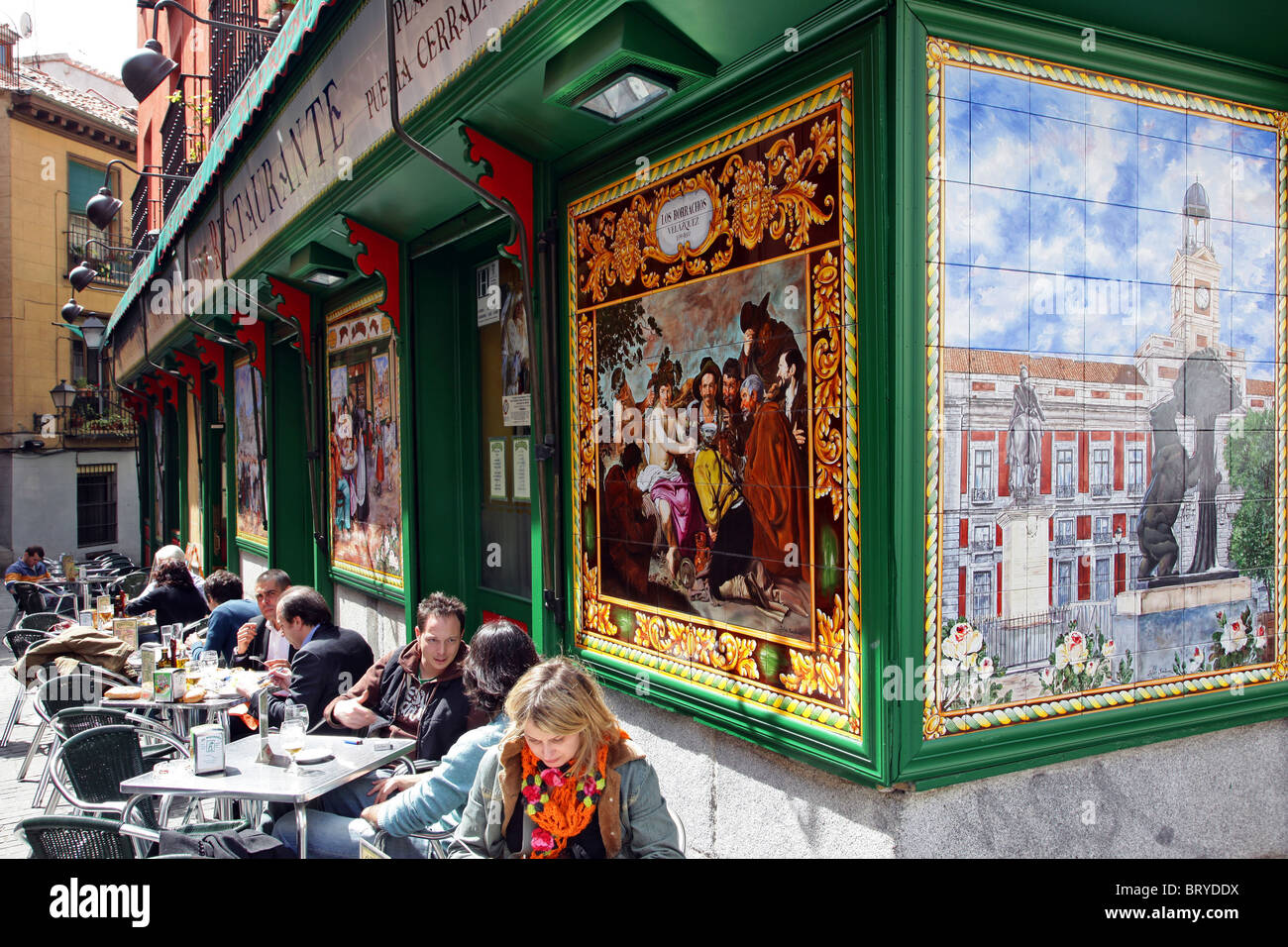 Terrasse et azulejos de la PLAZA CIBELES SUR LE RESTAURANT EL MADRONO, PLAZA PUERTA CERRADA, MADRID, ESPAGNE Banque D'Images