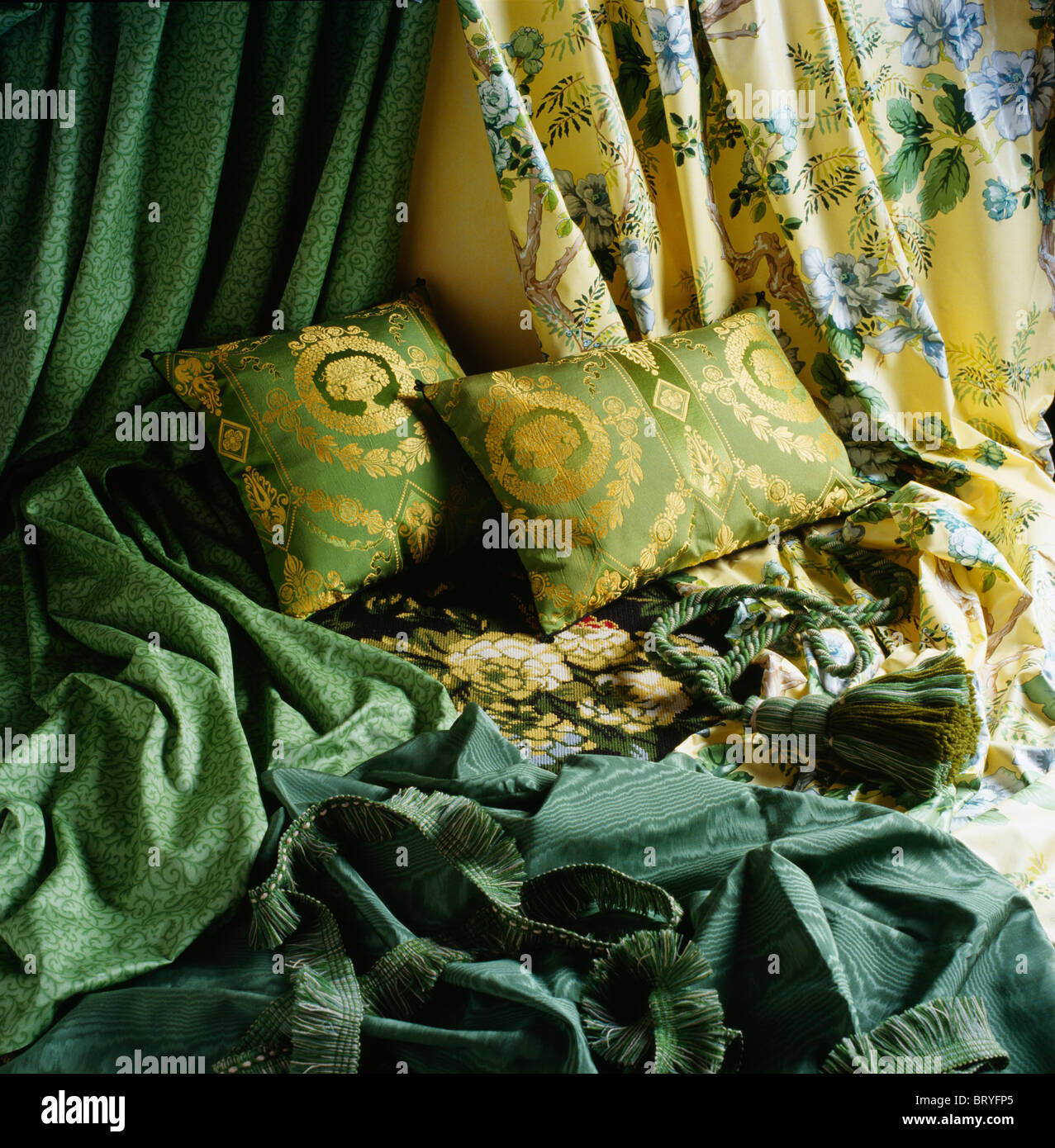 Close-up de vert et jaune à motifs en soie et coton glacé et lisse ameublement et coussins Banque D'Images