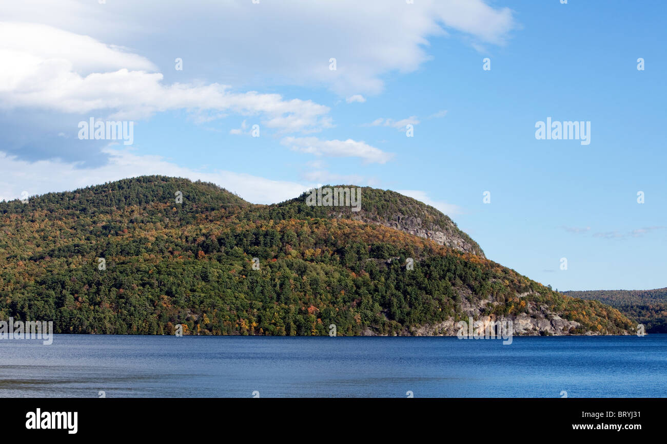 Vues à partir de la Haye, New York donnant sur le lac George. Ciel bleu de l'île vallonnée. Banque D'Images