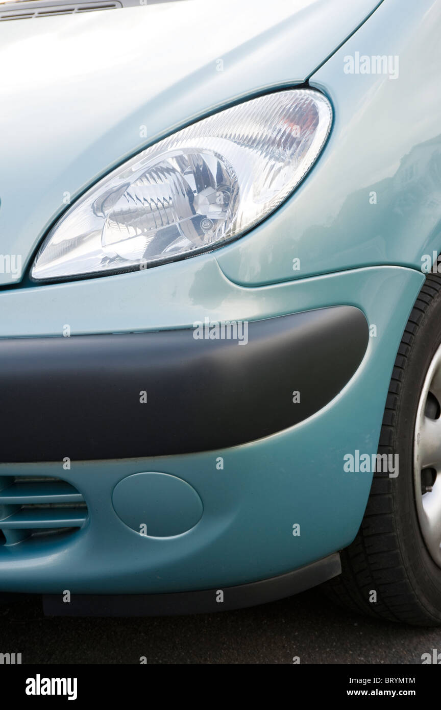 De près de l'avant du projecteur et un bouclier en plastique sur une voiture. Banque D'Images