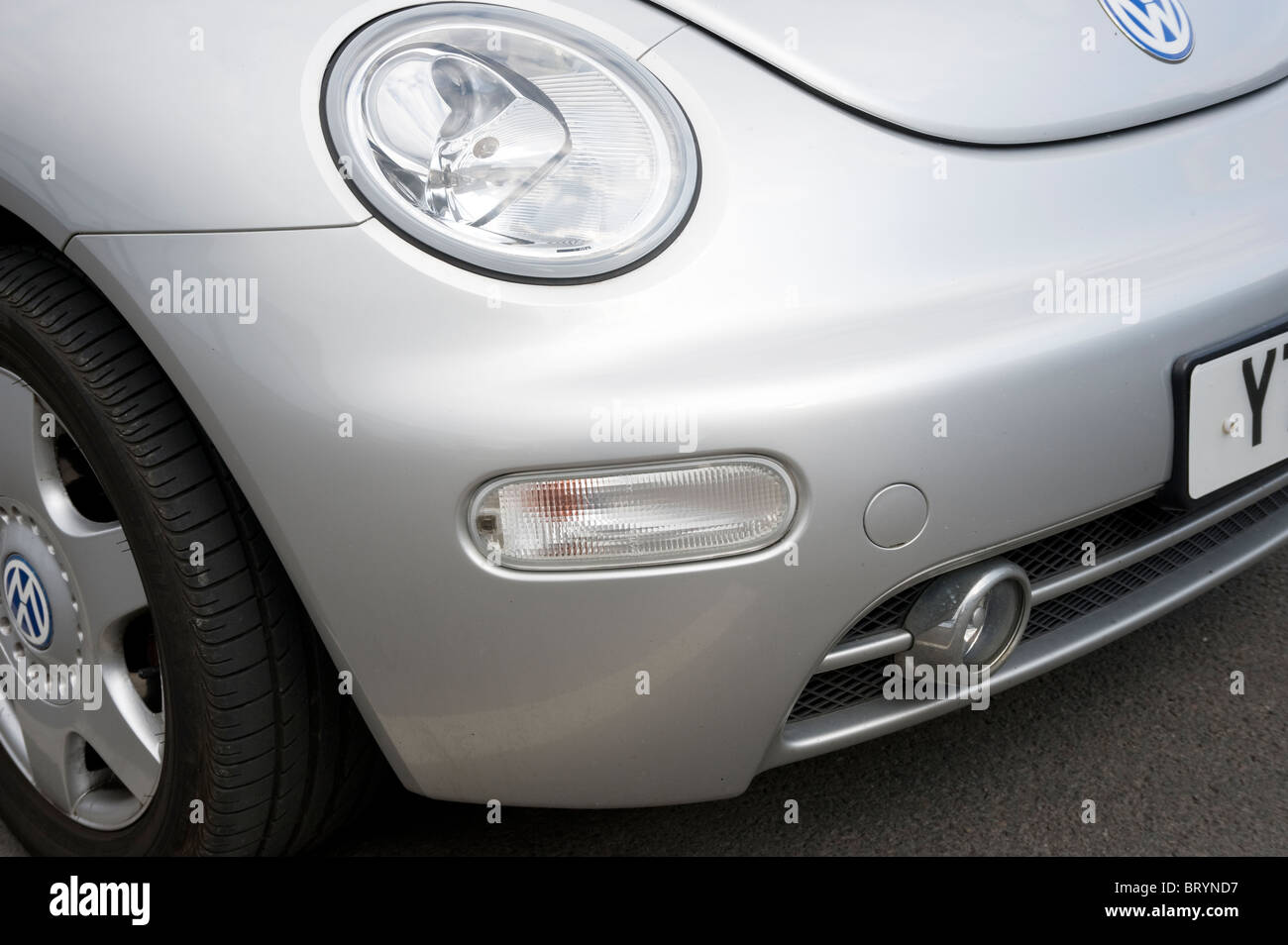 De près de l'avant du projecteur et un bouclier en plastique sur une voiture Volkswagen Beetle moderne. Banque D'Images