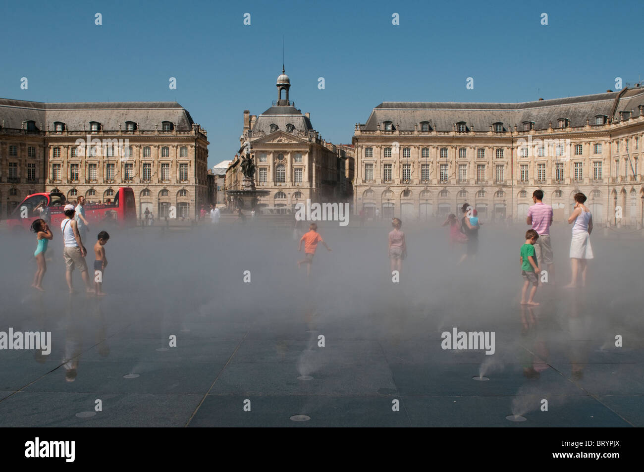 Effet de brouillard au miroir d'eau en face de la place de la Bourse, Bordeaux, France Banque D'Images