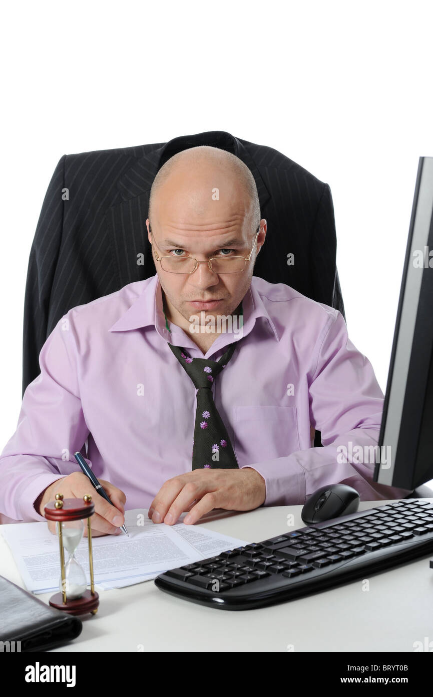 Businessman signe un document au bureau Banque D'Images