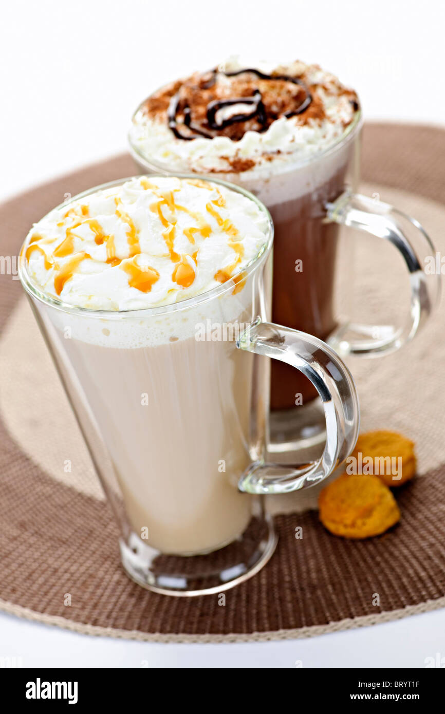 Boissons chaudes de café et de chocolat avec crème fouettée Banque D'Images