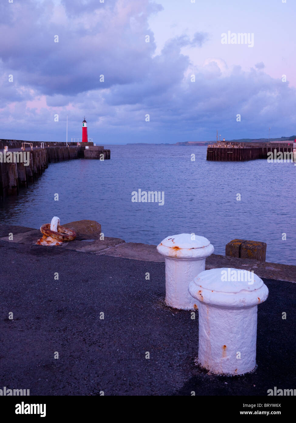 Watchet Harbour Marina au crépuscule, Somerset, Angleterre. Banque D'Images