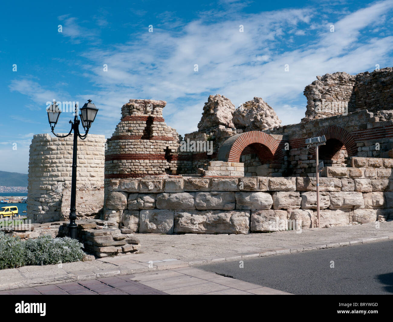 Vestiges de l'Enceinte fortifiée médiévale et porte de la vieille ville de Nessebar, Bulgarie Banque D'Images