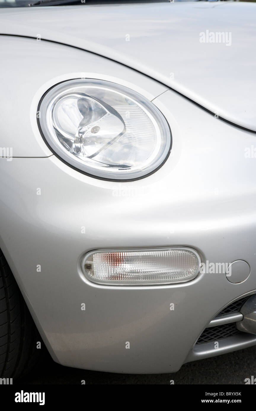 De près de l'avant du projecteur et un bouclier en plastique sur une voiture Volkswagen Beetle moderne. Banque D'Images