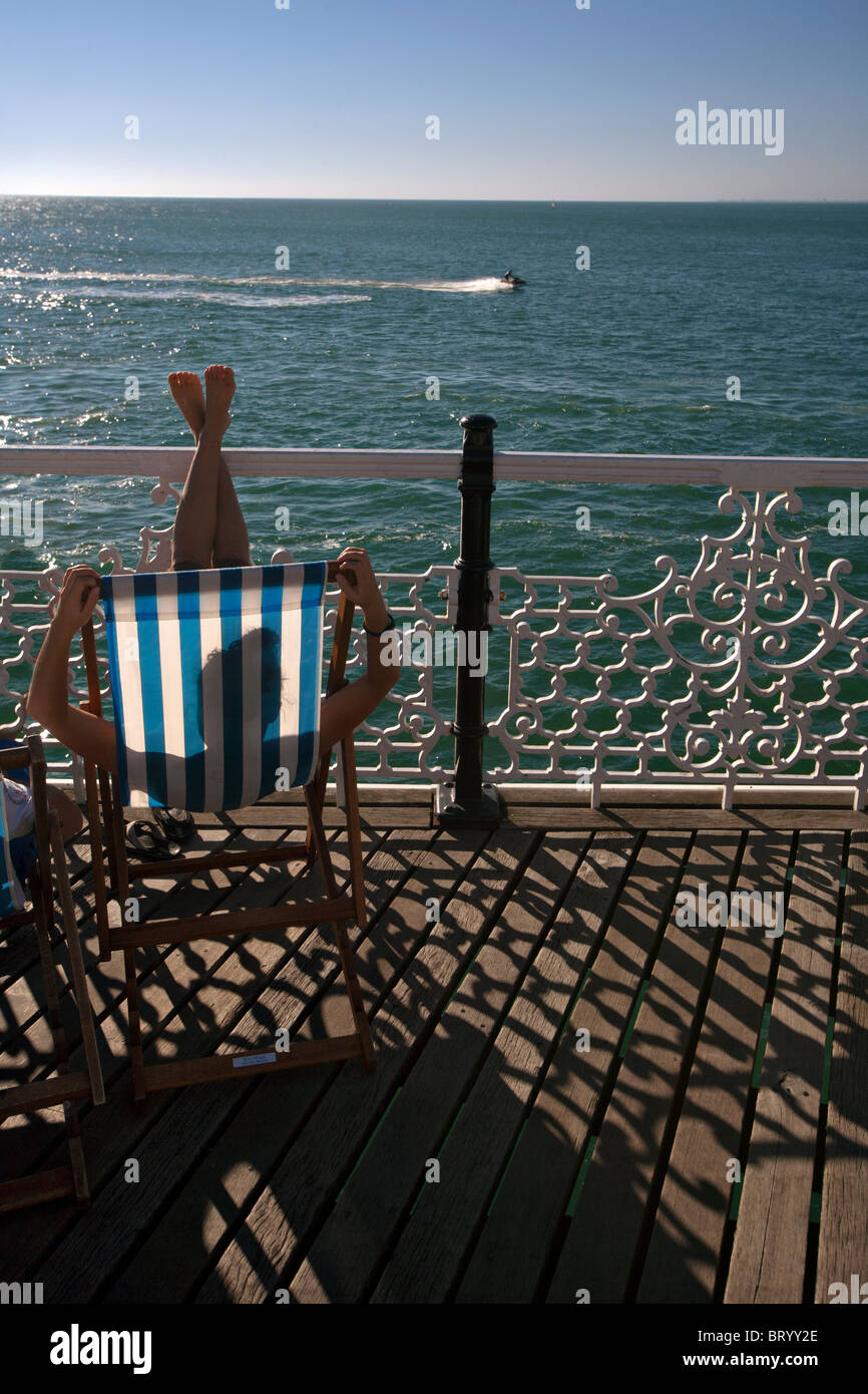 Chaise longue sur la jetée de Brighton en Angleterre Banque D'Images