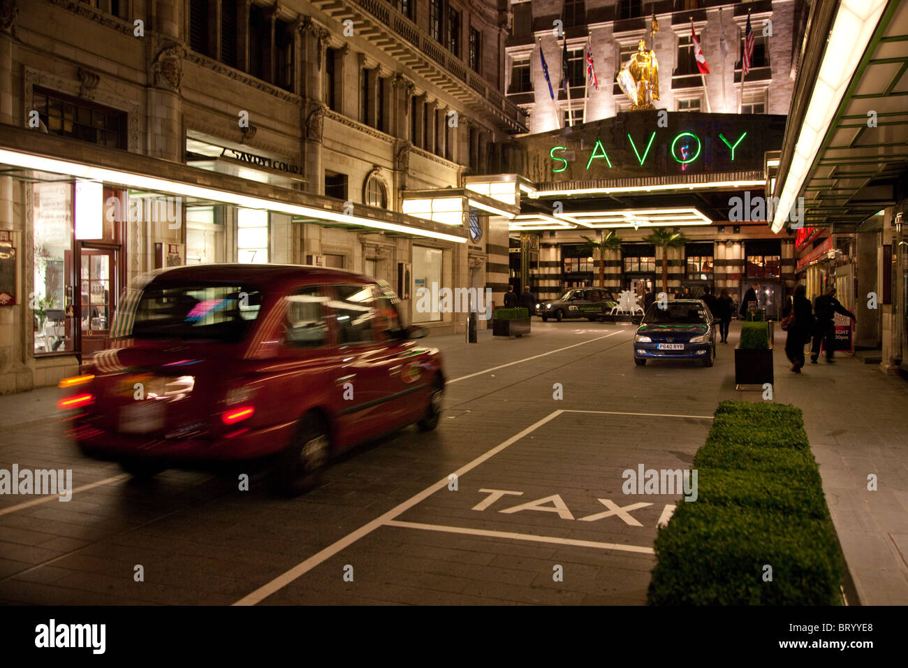 Savoy Hotel, Londres la nuit Banque D'Images