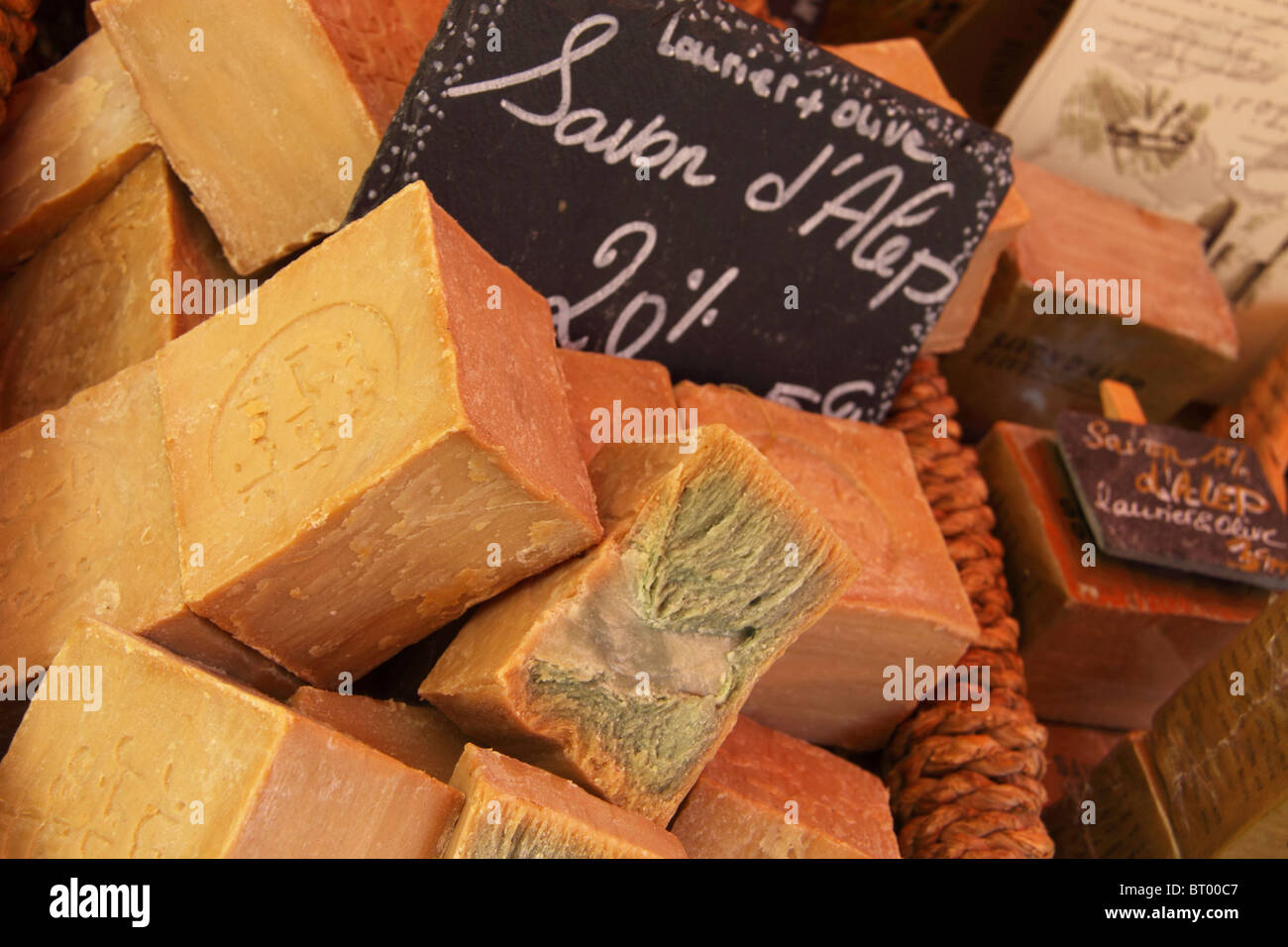 Vente de savon d'Alep laurier et l'huile d'olive, Marché, Hyères, Provence-Alpes-Côte d'Azur, France Banque D'Images