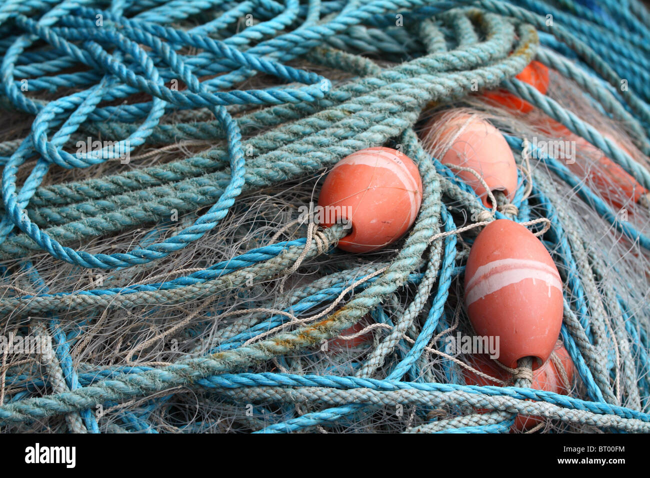 Poids et filets de pêche japonais traditionnels sur le pont d'un bateau