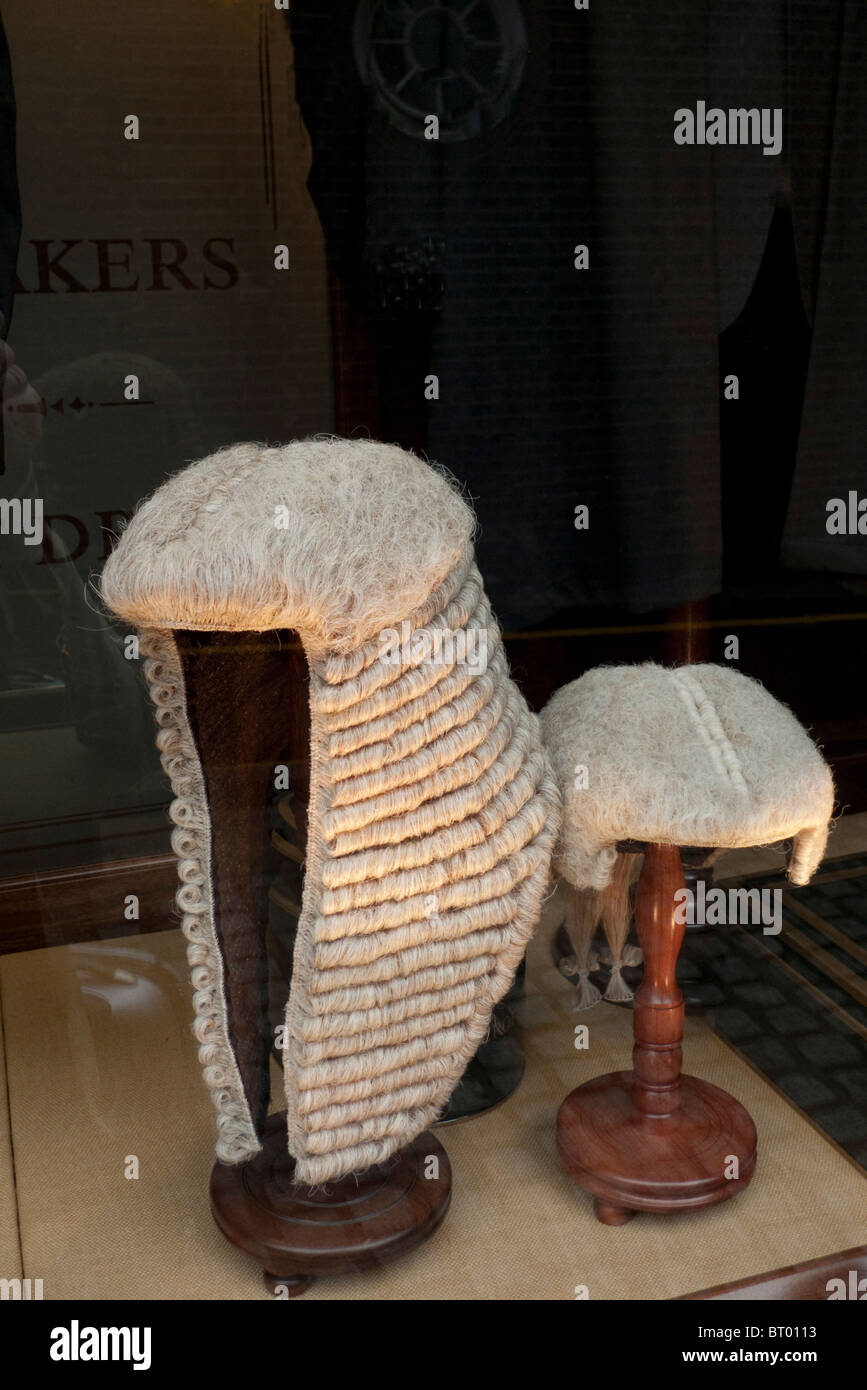 Perruque des juges et perruques d'avocats exposées dans la fenêtre Ede et Ravenscroft dans Chancery Lane fond sombre espace copie Londres Angleterre Royaume-Uni KATHY DEWITT Banque D'Images